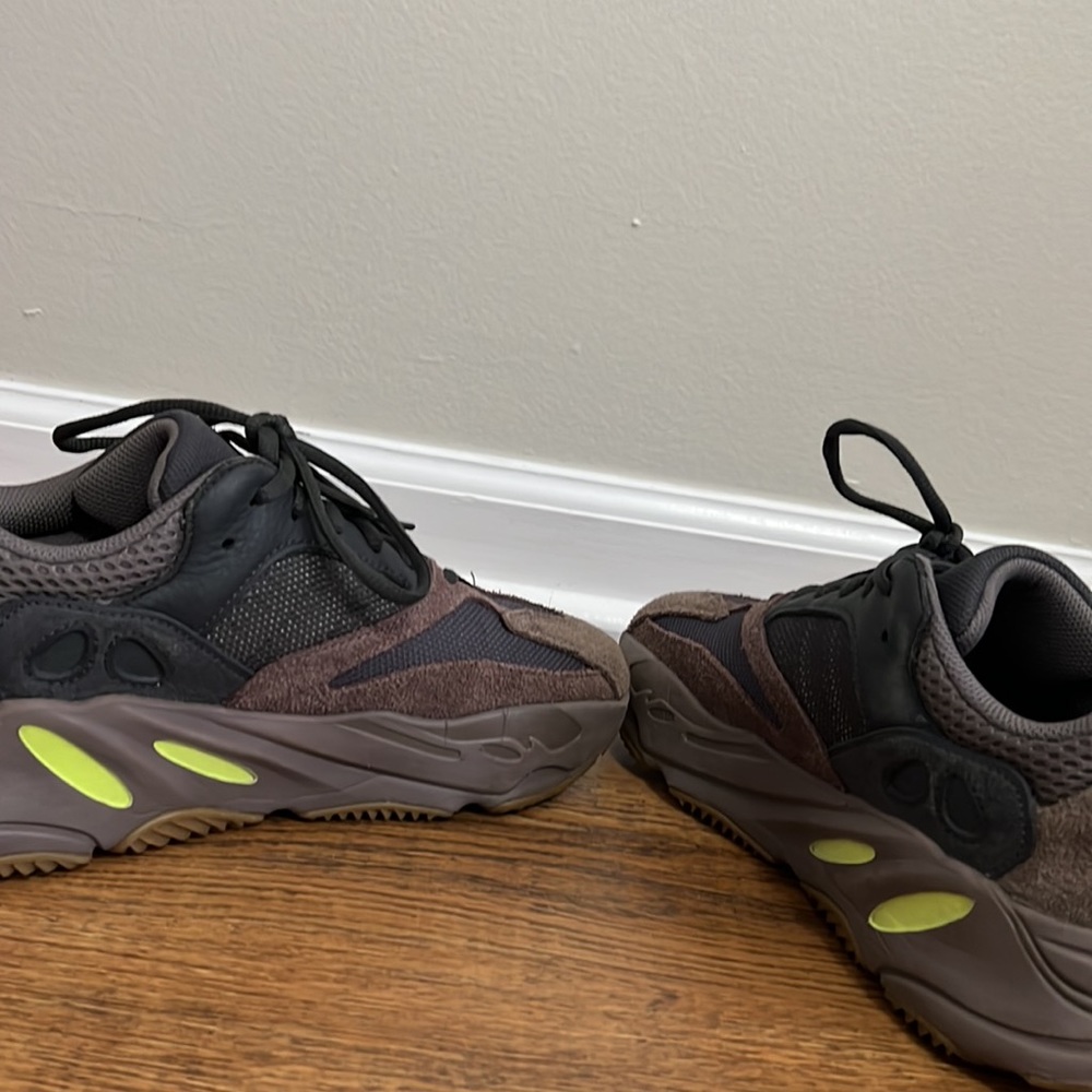adidas Yeezy Boost 700 Mauve - Picture 4 of 7